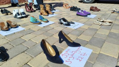 ქალთა დღე - ქალების გარეშე