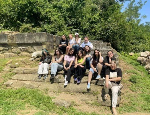 მუზეუმის მიმდებარე ტერიტორიის დათვალიერების პროცესი